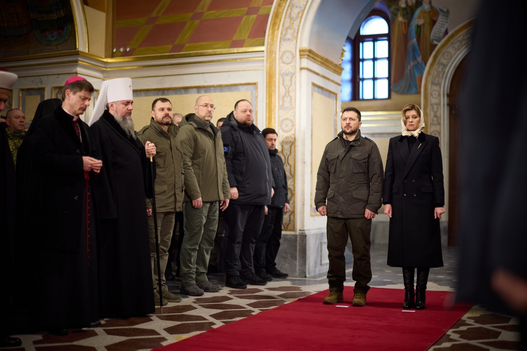 У хустці та з символічною брошкою: Олена Зеленська з чоловіком вшанувала пам'ять жертв Голодомору