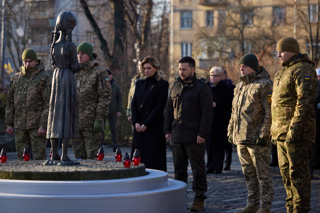 В платке и с символической брошью: Елена Зеленская с мужем почтила память жертв Голодомора