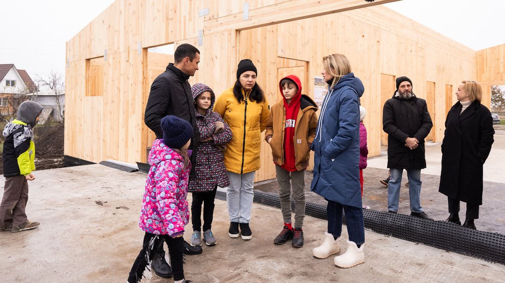 В резиновых сапогах и пуховике: Елена Зеленская посетила строительство дома для переселенцев