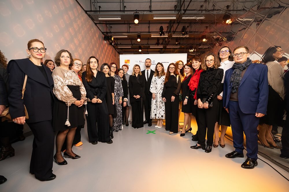 Елена Зеленская в черном костюме и на шпильках: новый выход первой леди в свет во Франции