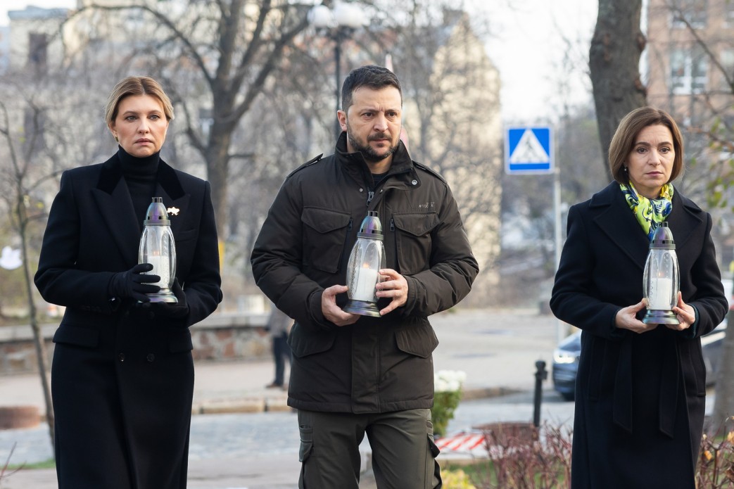 Total black и брошь в форме карты Украины: Елена Зеленская появилась на публике с мужем