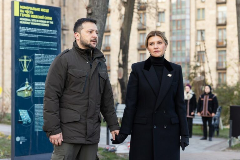 В платке и с символической брошью: Елена Зеленская с мужем почтила память жертв Голодомора - today.ua