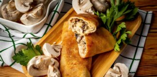 Млинці з куркою та грибами: покроковий рецепт ситної закуски - today.ua