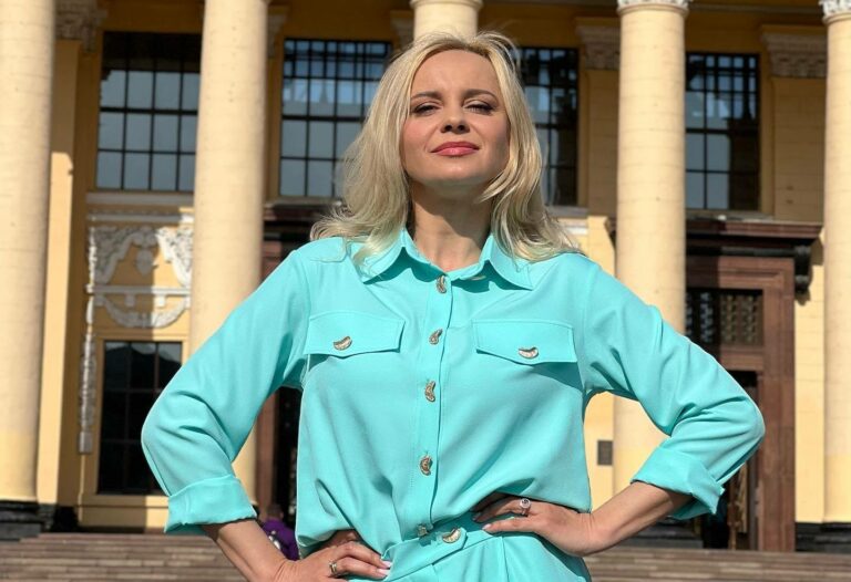 Вагітна Лілія Ребрик у трендовому пальті прогулялася Києвом - today.ua