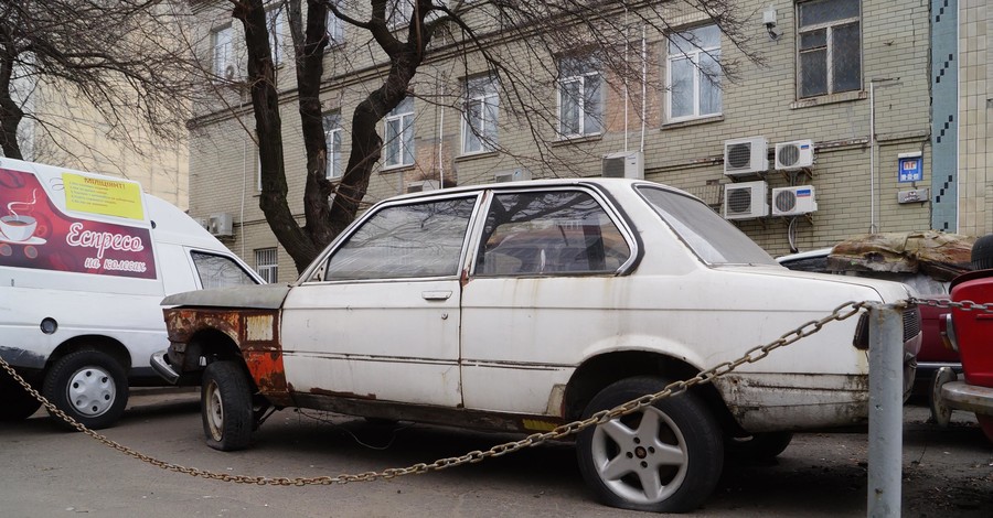 В Украине будут активно искать владельцев брошенных автомобилей