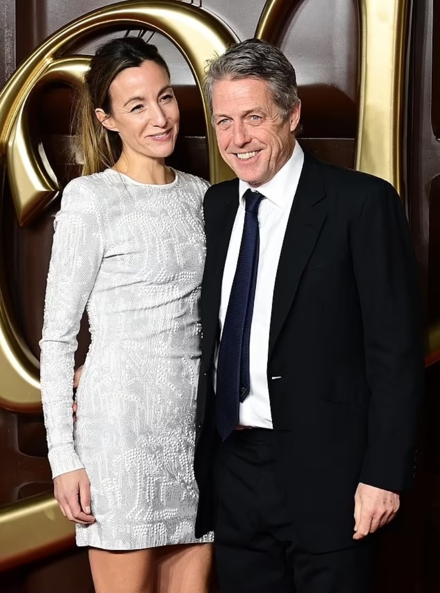 Хью Грант впервые за долгое время вышел на красную дорожку вместе с супругой - today.ua