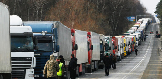 Польські перевізники розпочали блокаду кордону з Україною: стало відомо, які фури не затримують - today.ua