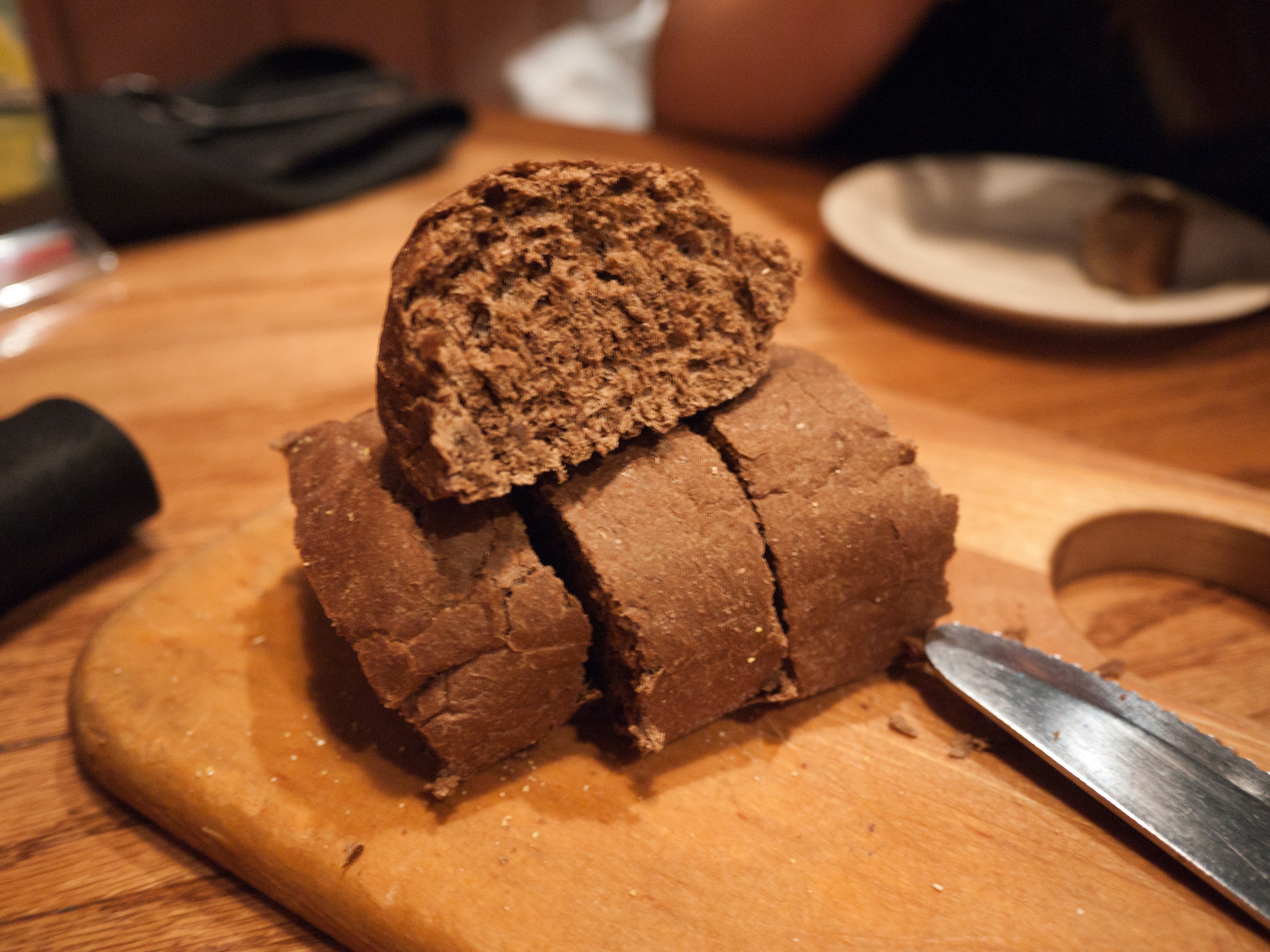 Шоколадный хлеб с орехами: простой рецепт необычной основы для бутербродов