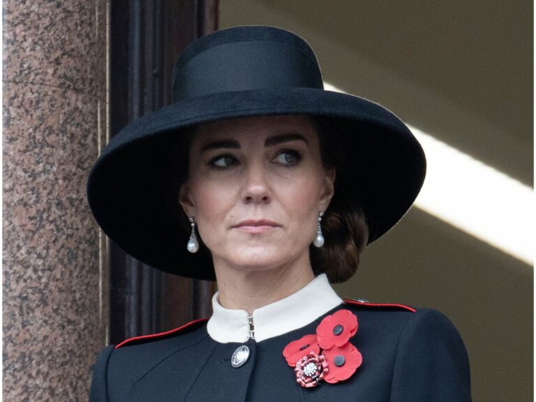 В черном платье-миди и жемчуге: Кейт Миддлтон посетила памятное мероприятие в Лондоне вместе с королевской семьей - today.ua
