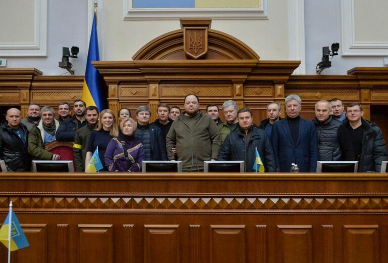 Депутати вирішили підвищити собі зарплату наступного року: живуть лише на ці гроші - today.ua