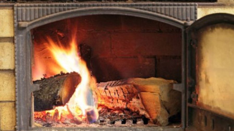 Опалення дровами та вуглем: кому перерахують субсидії на зиму, а кому потрібно звертатися за допомогою у ПФУ