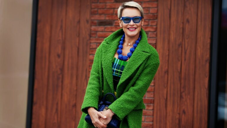 Как одеваться женщине в 50+ лет, чтобы выглядеть моложе: разбираем примеры