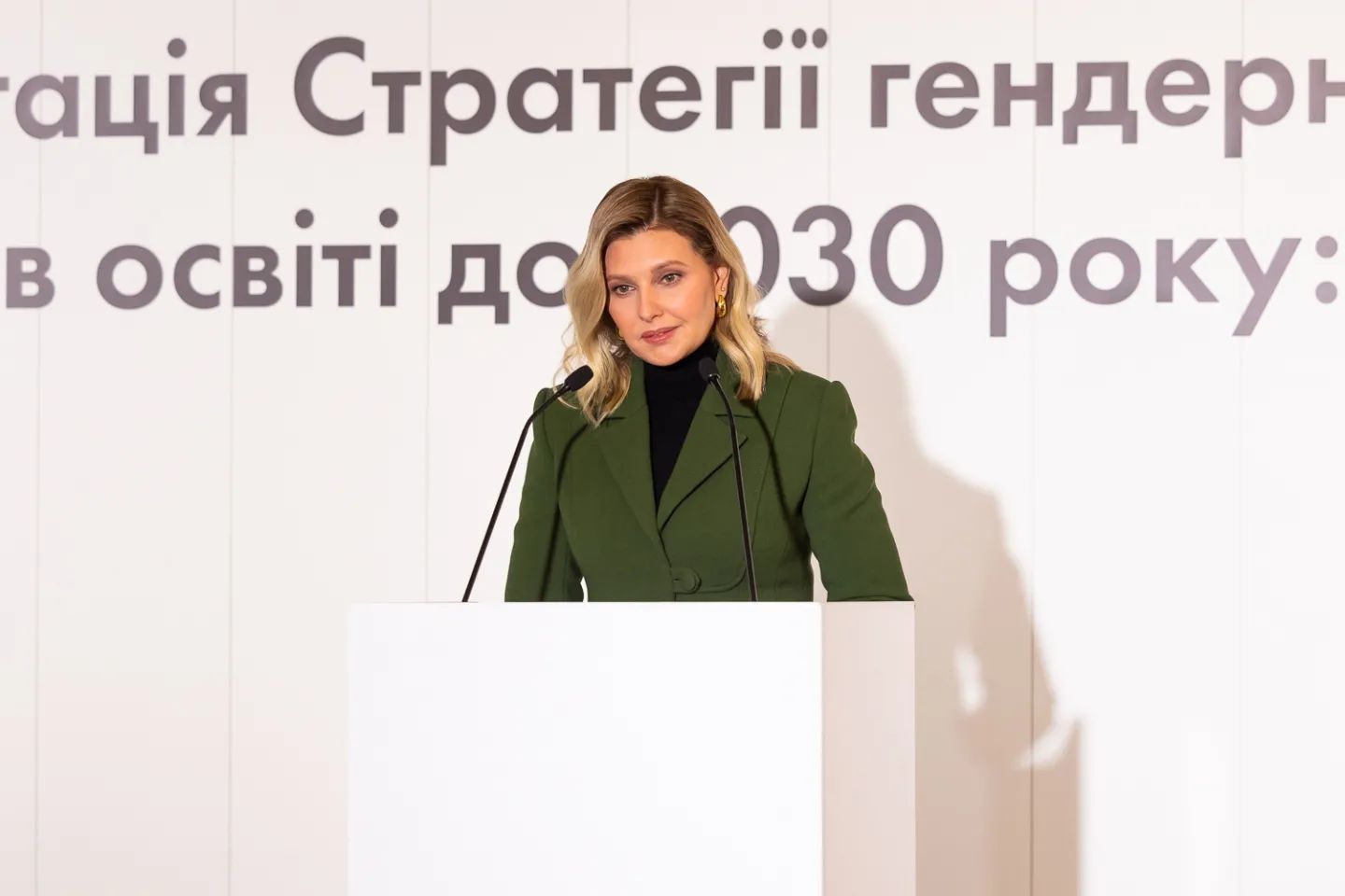В костюме цвета террариумного мха: Елена Зеленская появилась на публике в эффектном образе
