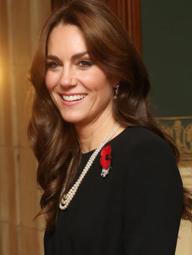 В черном платье-миди и жемчуге: Кейт Миддлтон посетила памятное мероприятие в Лондоне вместе с королевской семьей