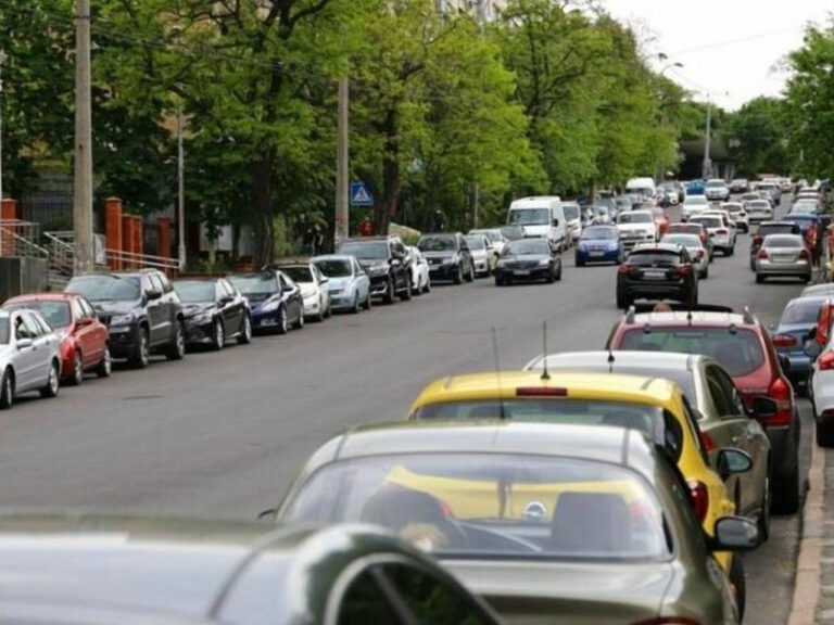 Кабмин запретил украинцам парковаться на обочинах - today.ua
