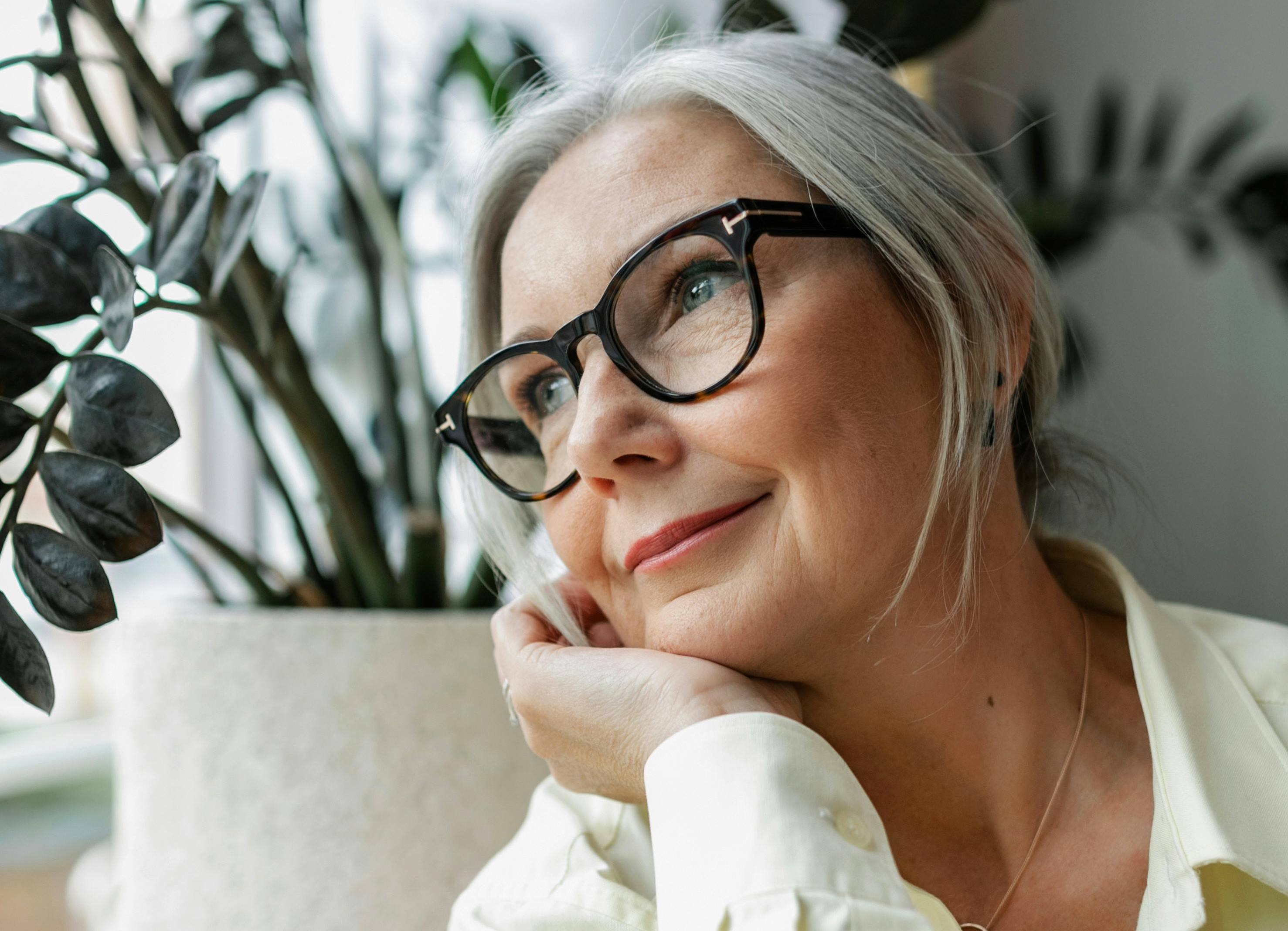 Топ-4 відтінки волосся, які допоможуть виглядати молодше жінкам за 50 - today.ua