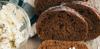 Шоколадний хліб з горіхами: простий рецепт незвичайної основи для бутербродів - today.ua