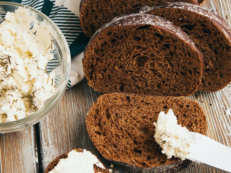 Шоколадный хлеб с орехами: простой рецепт необычной основы для бутербродов - today.ua