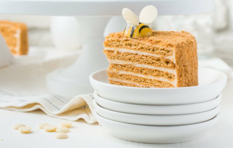 Медовик на сковороде: рецепт идеального торта для занятых хозяек - today.ua
