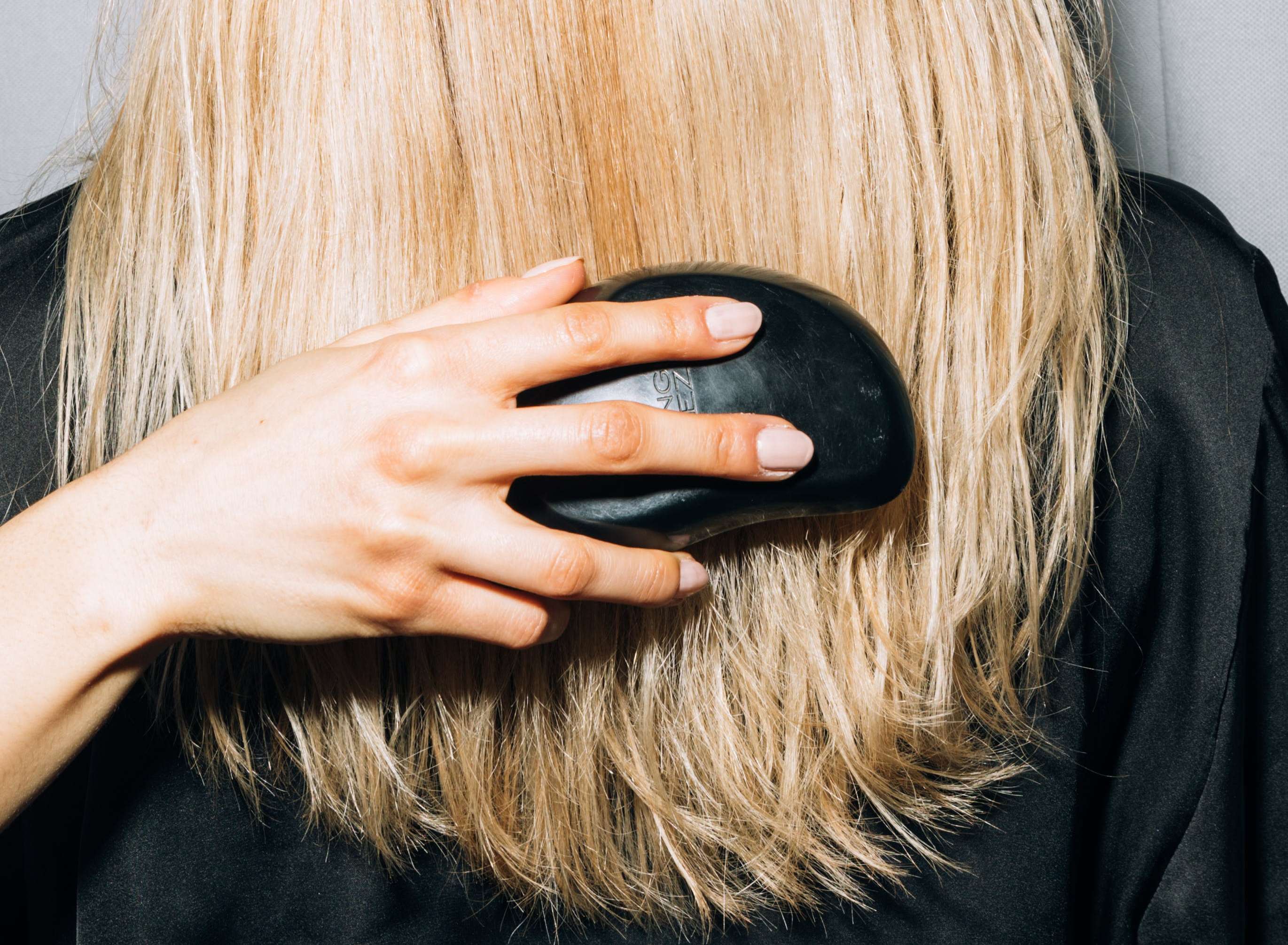 Что делать, чтобы зимой не электризовались волосы: простые лайфхаки