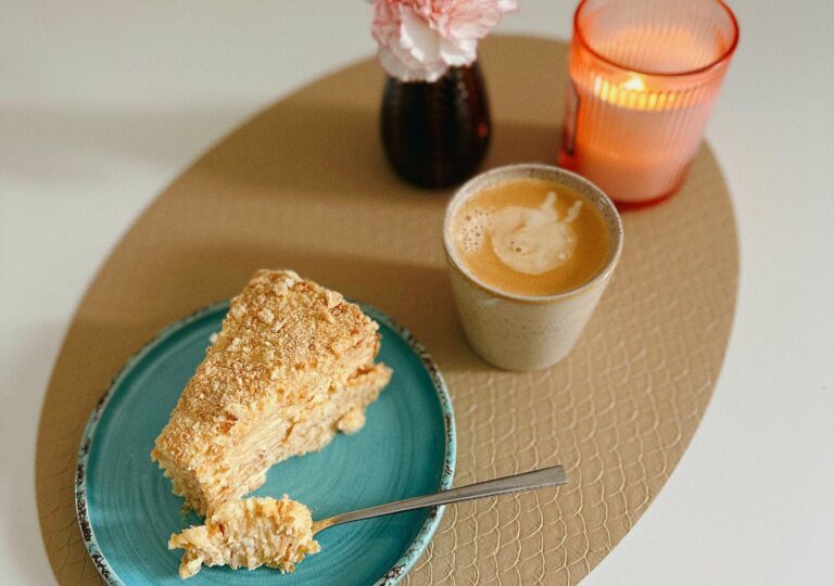 Торт-пломбир без печенья и выпечки: рецепт нежного десерта со вкусом из детства - today.ua