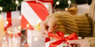 Благодійний фонд зробить різдвяні подарунки дітям: хто може отримати - today.ua