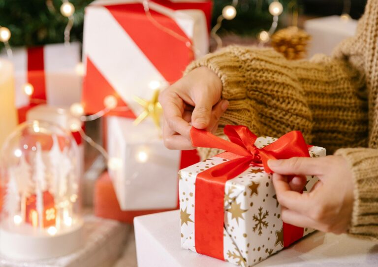 Благодійний фонд зробить різдвяні подарунки дітям: хто може отримати - today.ua