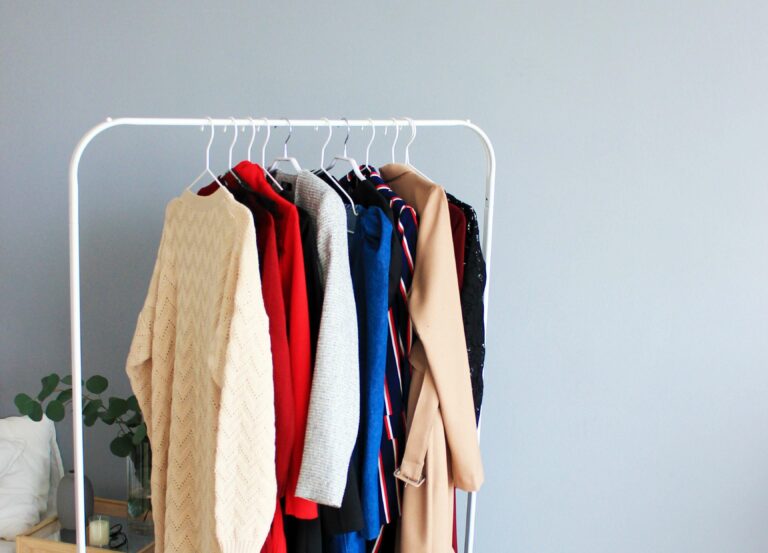 Базовый зимний гардероб: какие вещи должны быть в шкафу каждой женщины - today.ua