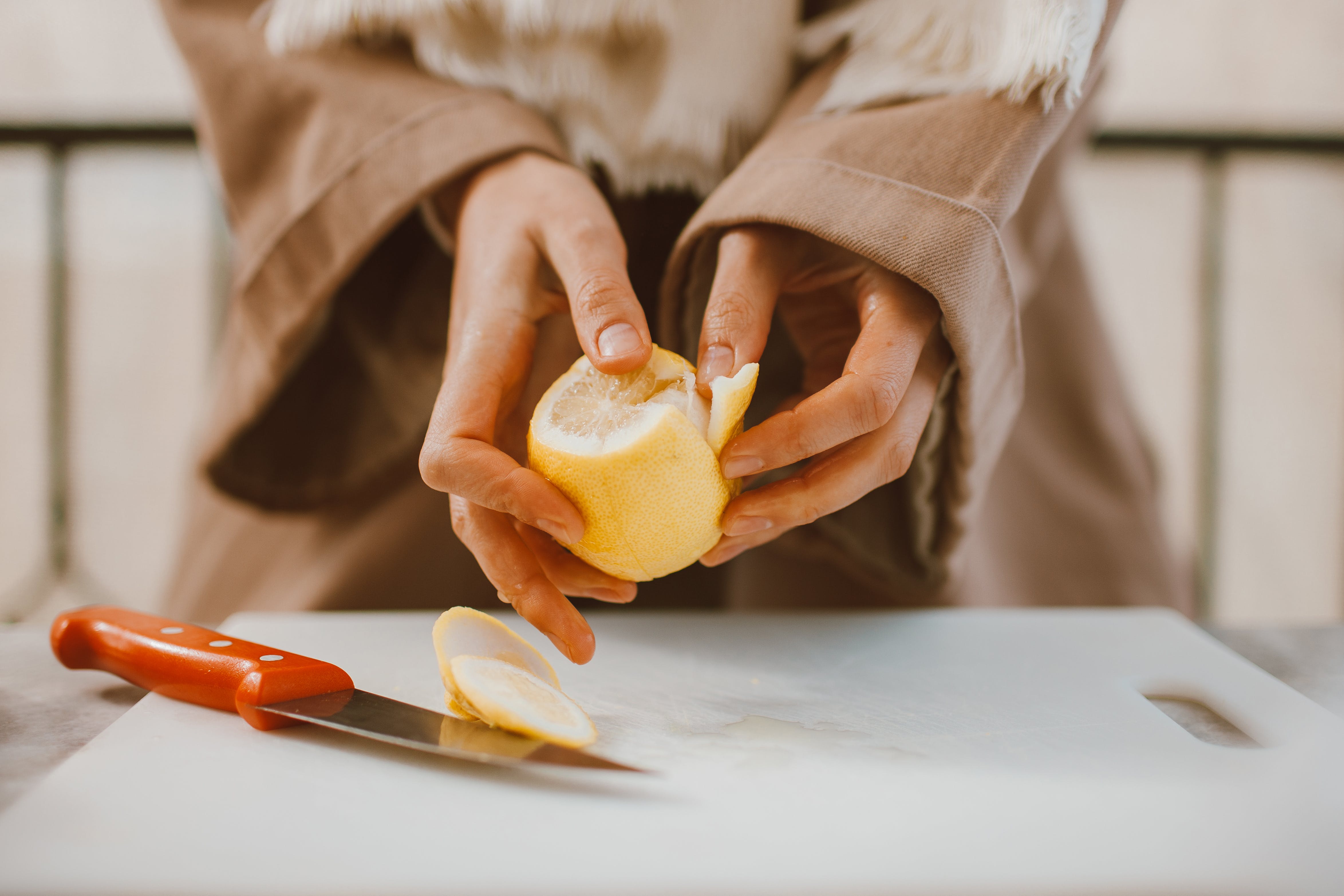 Чому не варто викидати шкірку лимона та як використовувати її у побуті