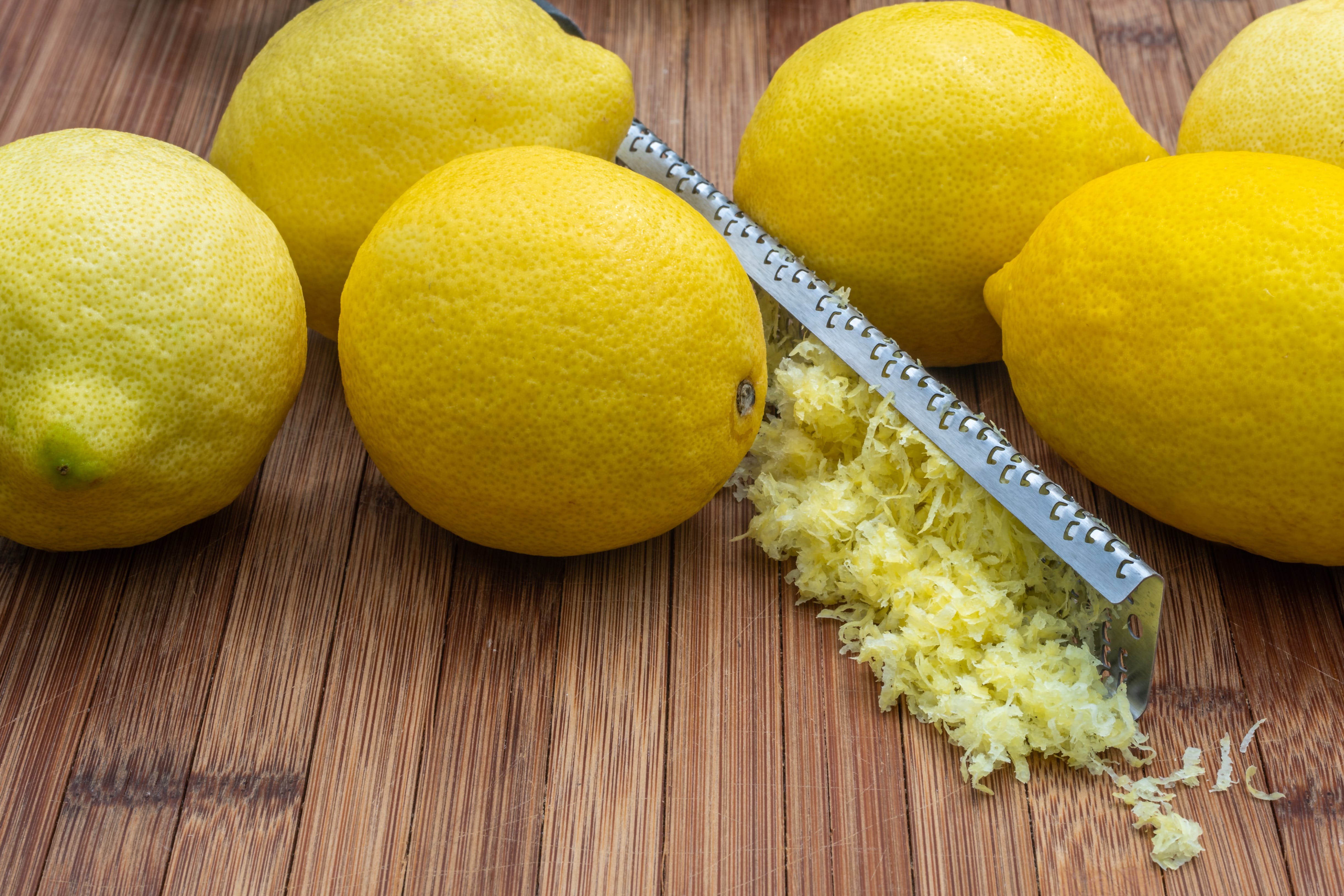 Чому не варто викидати шкірку лимона та як використовувати її у побуті