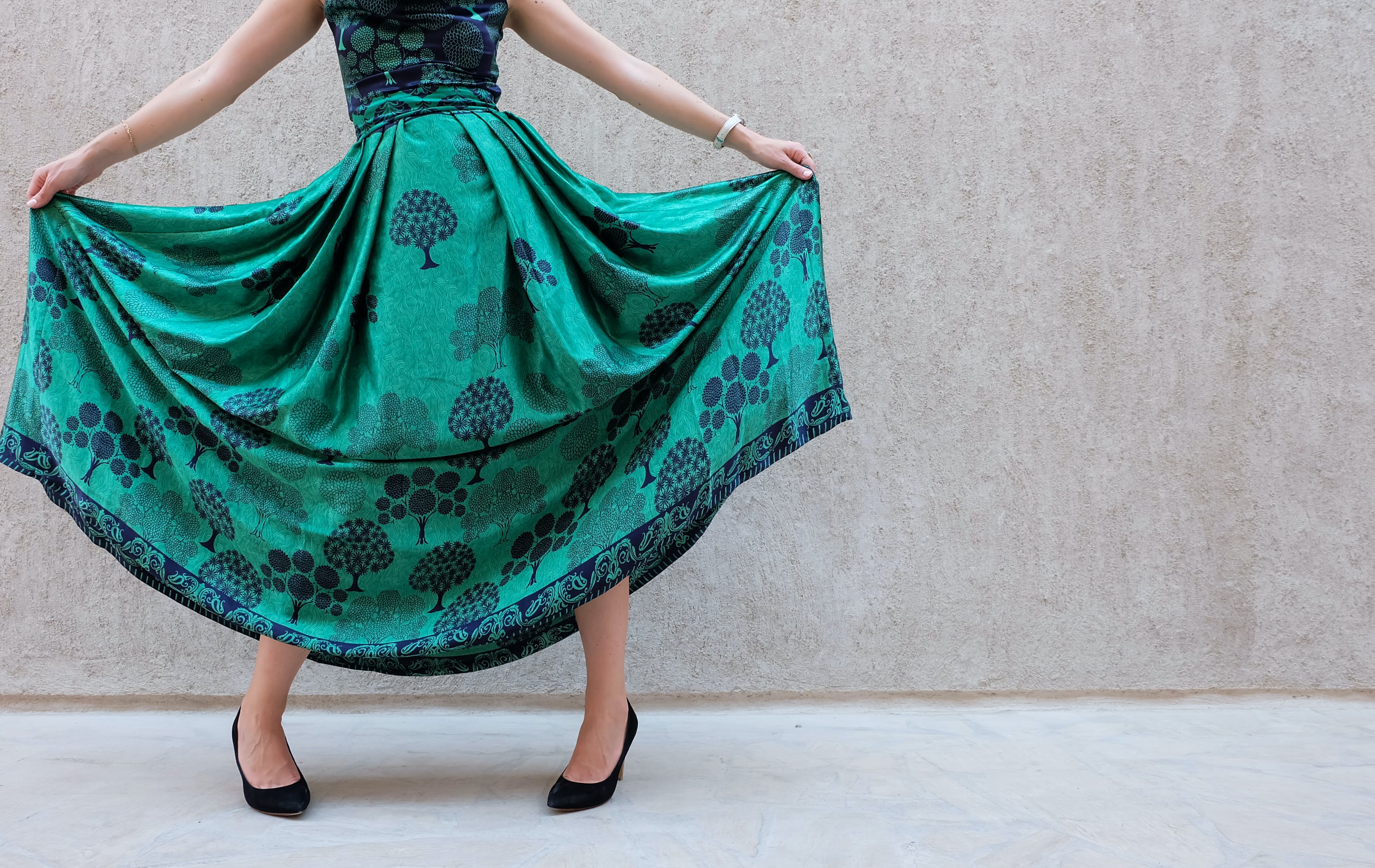 Кожаный тренд, легкость шелка и толстые ткани – популярные материалы модной юбки в холодный сезон