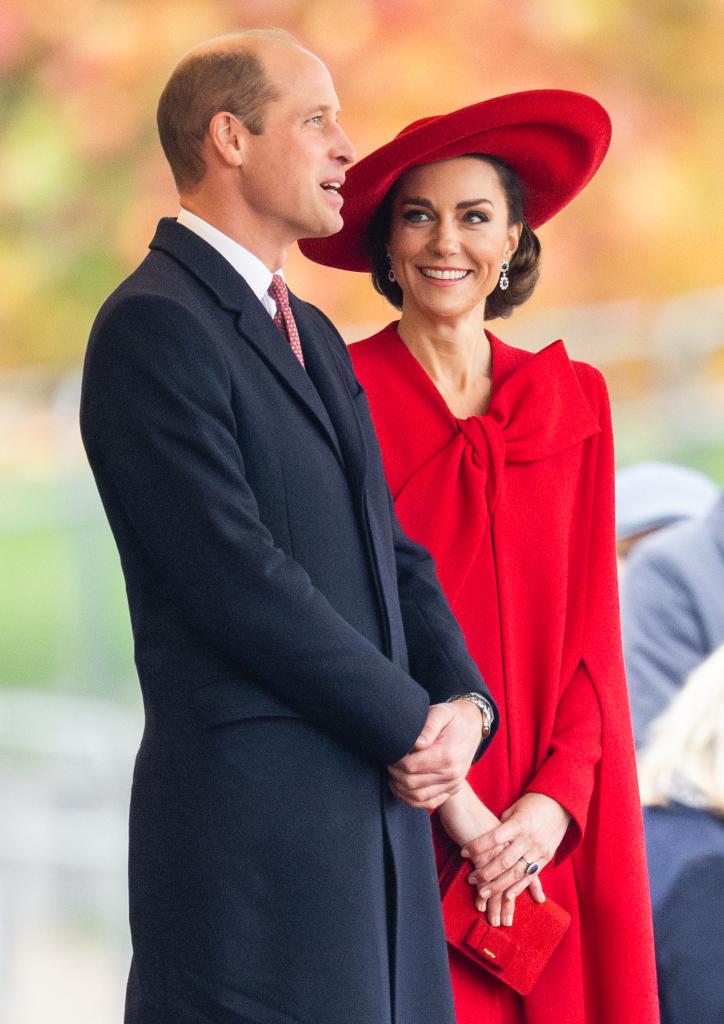 У червоній мінісукні та пальто з бантом: Кейт Міддлтон здійснила рідкісний вихід із чоловіком
