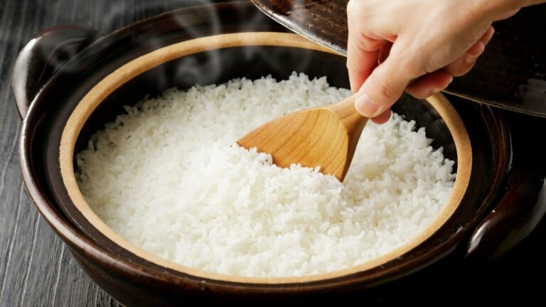 Рис получится вкуснее, если варить его не на воде: полезный лайфхак от опытных хозяек - today.ua