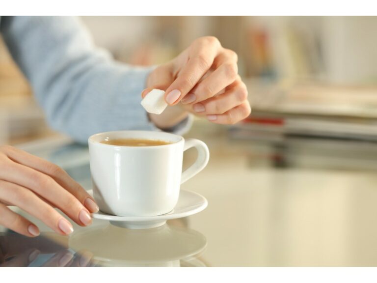 Стало відомо, скільки цукру можна додавати у чай та каву без шкоди для організму - today.ua