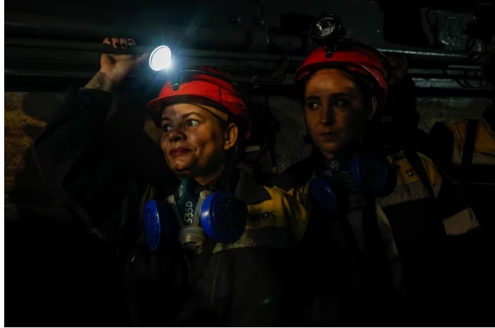 Робота для жінок у шахті: українки масово спускаються під землю замість чоловіків, що пішли на фронт