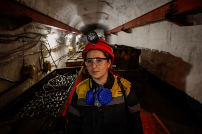 Работа для женщин в шахте: украинки массово спускаются под землю вместо ушедших на фронт мужчин
