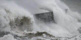 В Крыму бушует шторм столетия, 9-метровые волны поглощают все: стало известно, куда дальше пойдет буря - today.ua