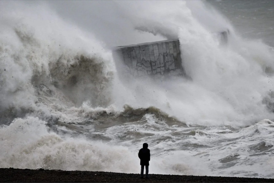 В Крыму бушует шторм столетия, 9-метровые волны поглощают все: стало известно, куда дальше пойдет буря