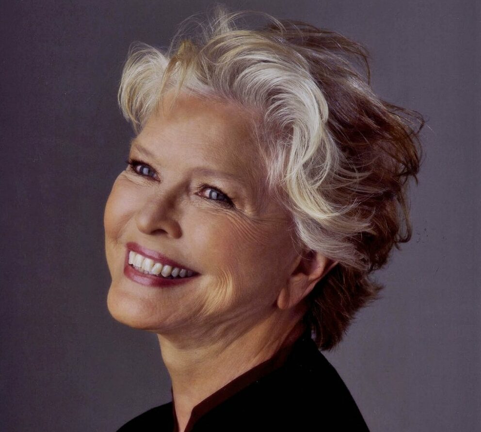 Стилісти назвали найкращі стрижки для сивого волосся, які зроблять молодшими жінок старше 60: фото - today.ua