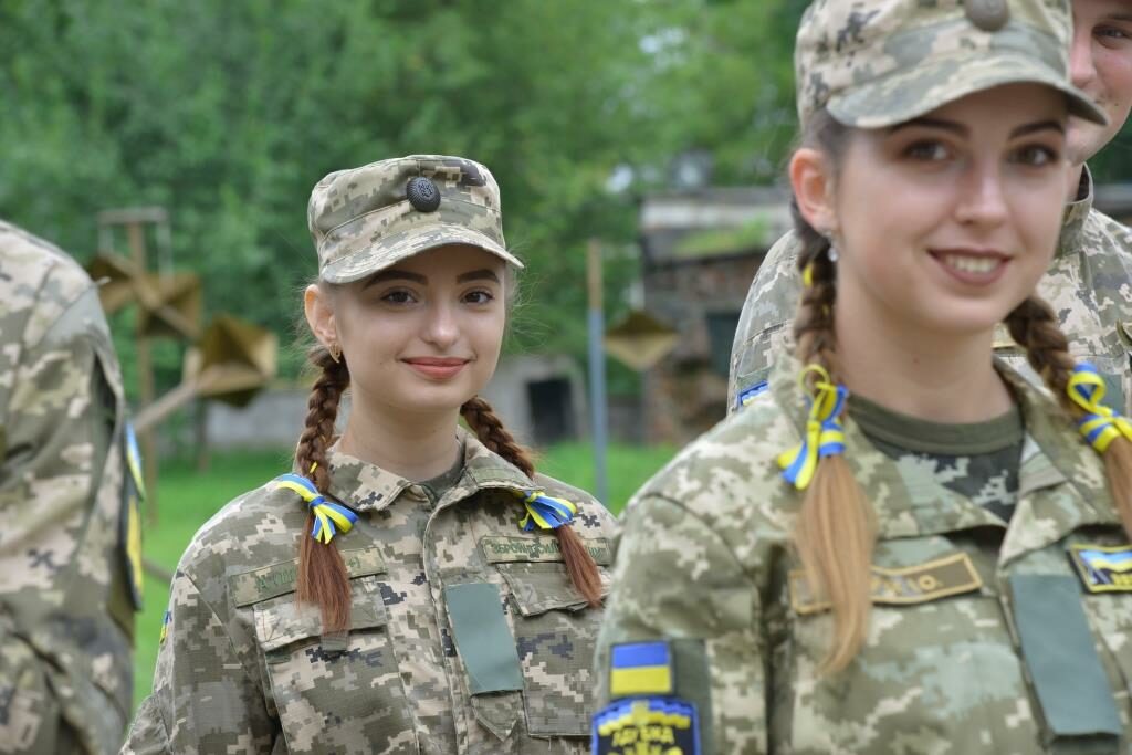 В украинских вузах вводят курс военной подготовки для всех студентов, включая девушек