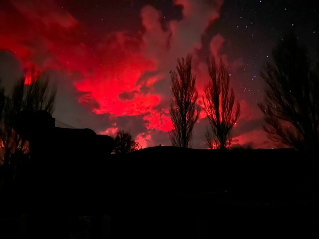 Небо над Україною запалило полярне сяйво небаченої краси: фантастичні фото астрономічного явища