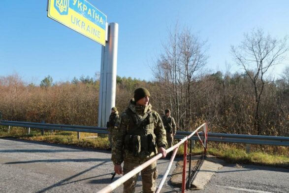 Хто з українських чоловіків може виїхати за кордон з 1 грудня: всього сім категорій осіб - today.ua