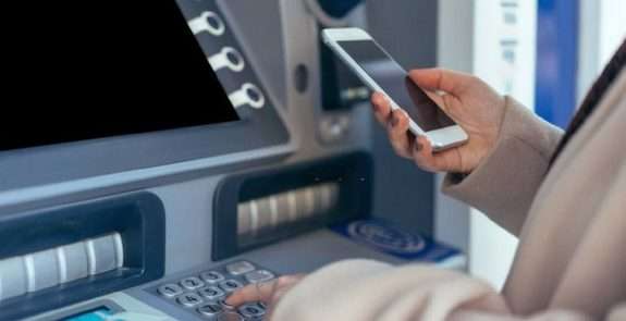 Украинцам, получающим наличные на карточки через терминалы, будут блокировать счета в рамках финансового мониторинга