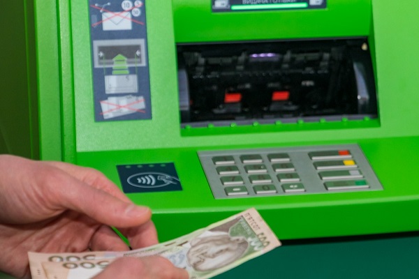 Українські термінали відмовляються приймати нові банкноти: що з ними не так