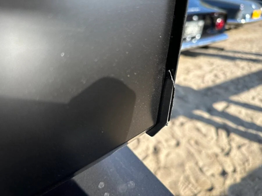 Фотографии пикапа Tesla Cybertruck показали плохое качество сборки Фотографии пикапа Tesla Cybertruck показали плохое качество сборки - today.ua