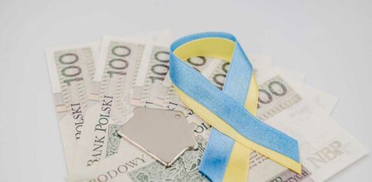 У Польщі завершується прийом заявок від українців на отримання 300 злотих: як оформити допомогу - today.ua