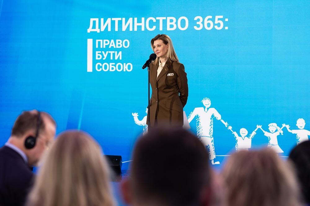 Костюм кольору молочний шоколад та шпильки: Олена Зеленська вийшла в світ у новому стильному образі - today.ua