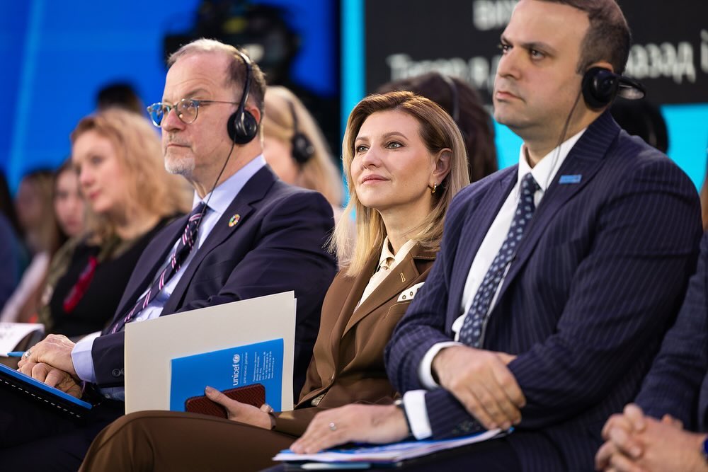 Костюм кольору молочний шоколад та шпильки: Олена Зеленська вийшла в світ у новому стильному образі - today.ua