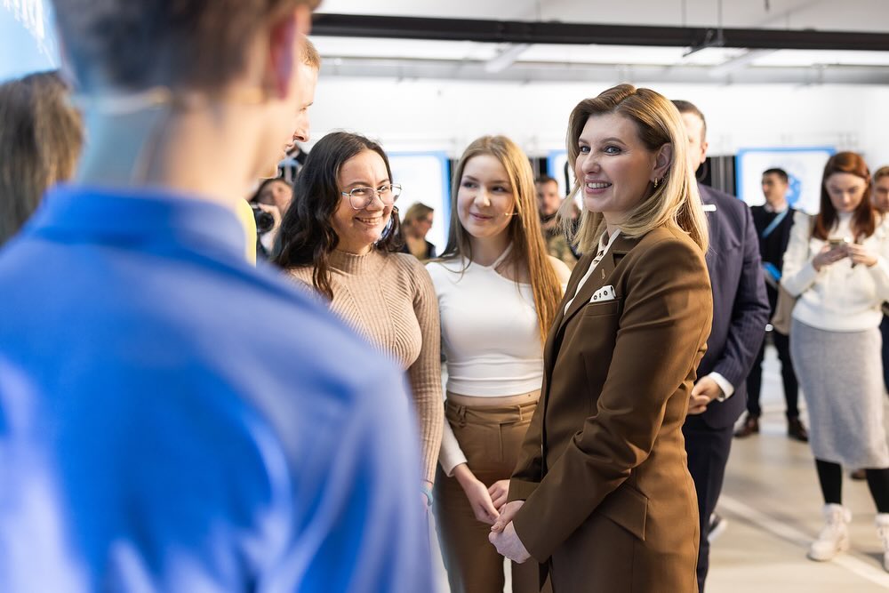 Костюм кольору молочний шоколад та шпильки: Олена Зеленська вийшла в світ у новому стильному образі - today.ua