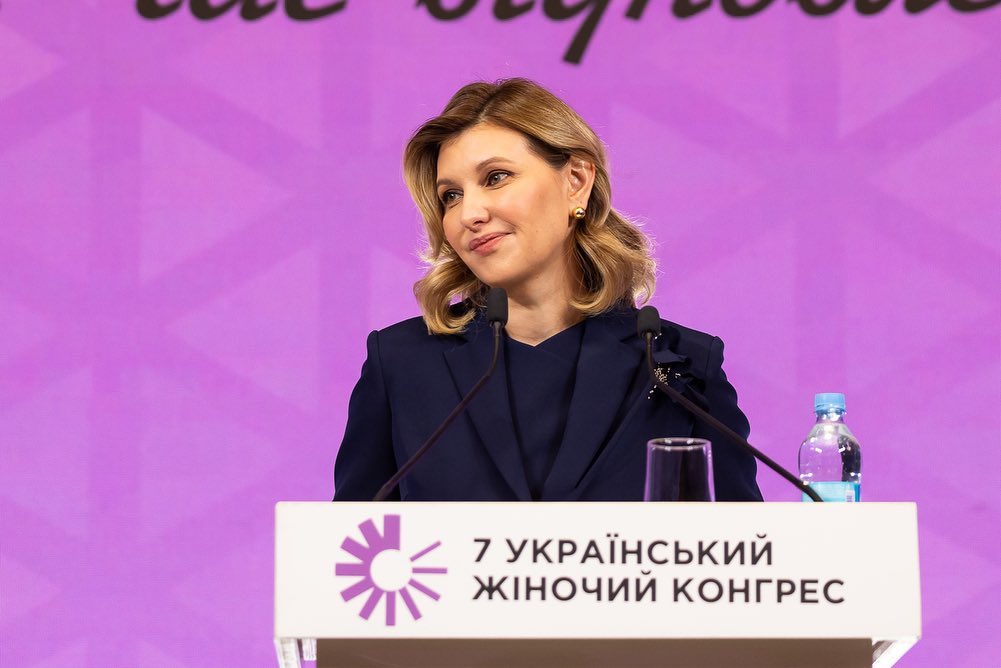 З новою зачіскою та красивою брошкою: Олена Зеленська виступила на жіночому конгресі